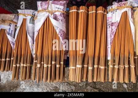 Incenso per le vendite, mercato Dong Van, Dong Van, ha Giang, Vietnam Foto Stock