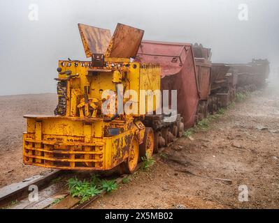 USA, Alaska. Vecchio treno di miniere arrugginito presso l'Independence Mine State Historical Park, inserito nel registro nazionale dei luoghi storici, un'ex attività di estrazione dell'oro nelle Talkeetna Mountains. Foto Stock