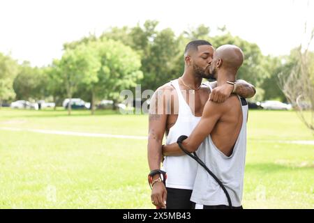 USA, Louisiana, coppia gay che si baciano nel parco Foto Stock