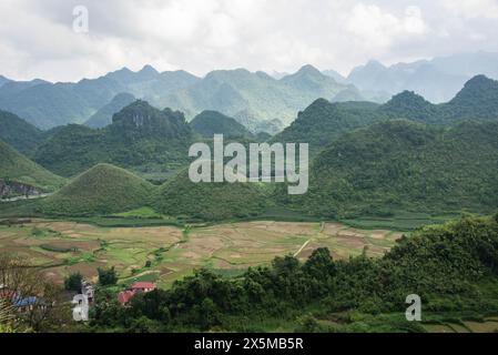 Vista delle Twin Mountains e dell'altopiano carsico calcareo da Quan Ba Heaven Gate, Tam Son, ha Giang, Vietnam Foto Stock