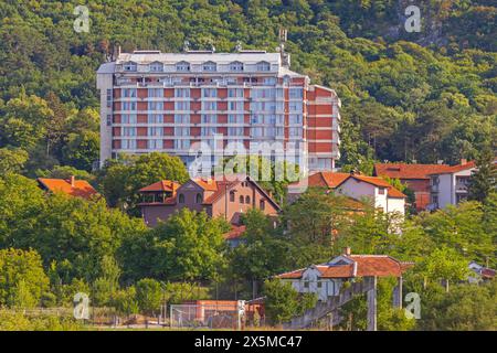 NIS, Serbia - 4 agosto 2022: Hotel Radon presso Niska Banja Spa Centre, Serbia meridionale, Sunny Sumer Day. Foto Stock