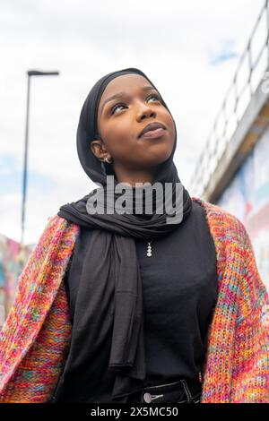 Ritratto di giovane donna che indossa hijab all'aperto Foto Stock