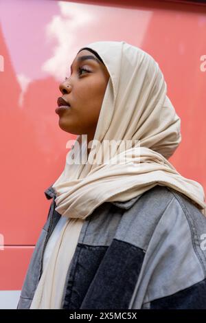 Profilo di una giovane donna che indossa hijab Foto Stock