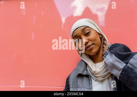 Ritratto di giovane donna che indossa hijab Foto Stock