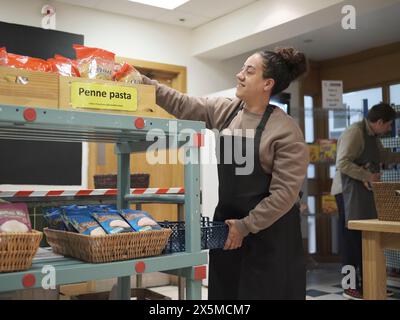 Volontaria femminile che lavora nel centro alimentare della comunità Foto Stock