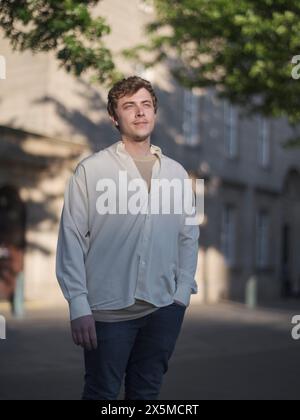 Regno Unito, South Yorkshire, Ritratto di uomo pensivo in camicia bianca all'aperto Foto Stock