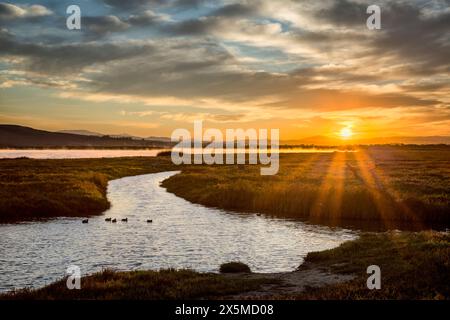 USA, California, costa centrale, Lompoc. Alba sul fiume Santa Ynez dall'Ocean Beach Park Foto Stock