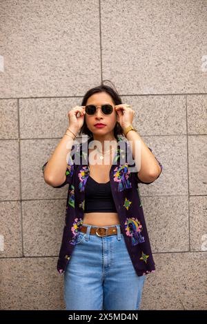 Ritratto di una donna adulta che indossa occhiali da sole Foto Stock