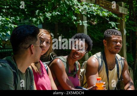 Gruppo di giovani escursionisti in pausa Foto Stock