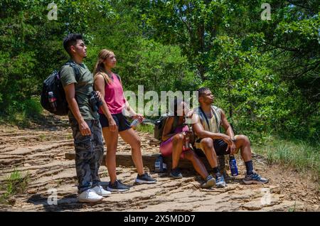 Giovani escursionisti che fanno una pausa Foto Stock