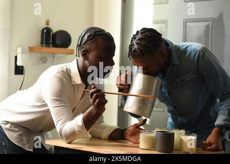 USA, Louisiana, coppia gay che produce candele aromatiche a casa Foto Stock