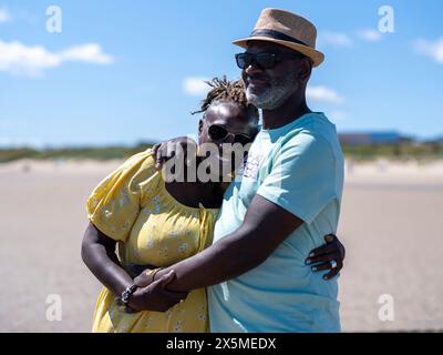 Coppia matura costeggiata sulla spiaggia Foto Stock