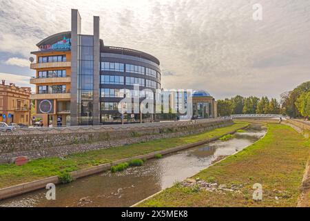 Paracin, Serbia - 6 ottobre 2023: Edificio moderno, Orbis Design Hotel sul fiume Crnica nel centro città, giorno d'autunno. Foto Stock