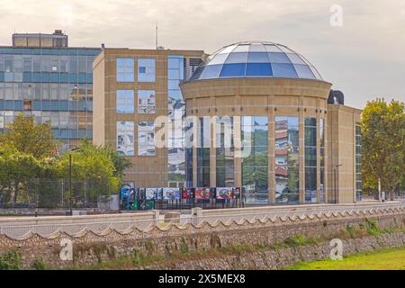 Paracin, Serbia - 6 ottobre 2023: Edificio del centro regionale per l'innovazione presso il River Crnica Autumn Day. Foto Stock