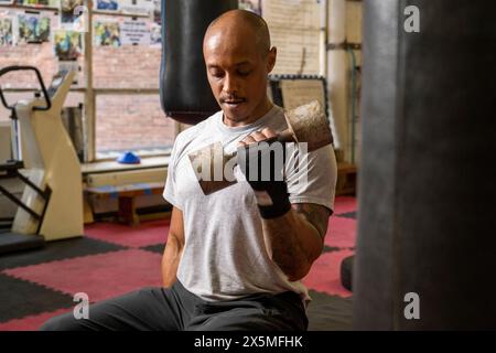 Uomo maturo che solleva manubri in palestra Foto Stock