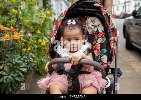 Bambina (12-17 mesi) nel passeggino Foto Stock