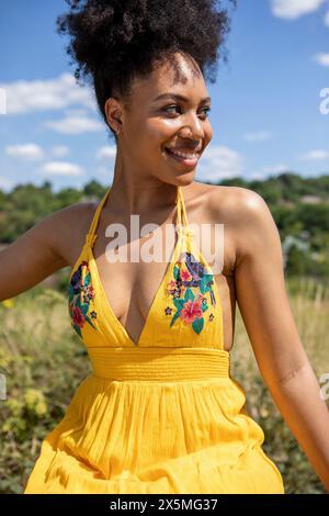 Ritratto di una giovane donna che indossa un vestito giallo Foto Stock