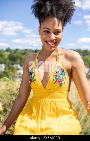 Ritratto di una giovane donna che indossa un vestito giallo Foto Stock