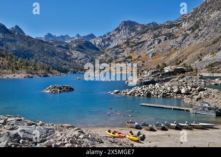 USA, California, Bishop. Bishop Canyon, colore autunnale del lago Sabrina Foto Stock