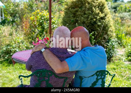 Coppia di uomini anziani che si rilassano in giardino Foto Stock