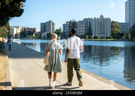 Uomo e donna che camminano in città d'estate Foto Stock