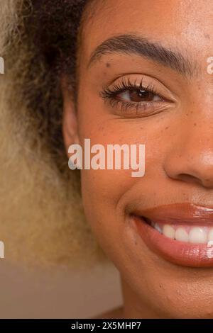 Primo piano del volto di donna sorridente Foto Stock