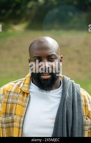 Ritratto dell'uomo in piedi nel parco in autunno Foto Stock