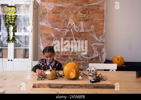 Ritratto di ragazzo in costume di Halloween con decorazioni Foto Stock