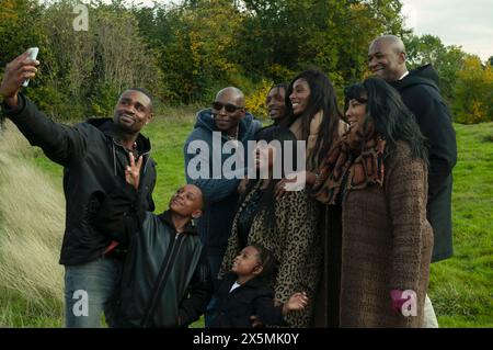 Una grande famiglia che fa selfie al parco Foto Stock