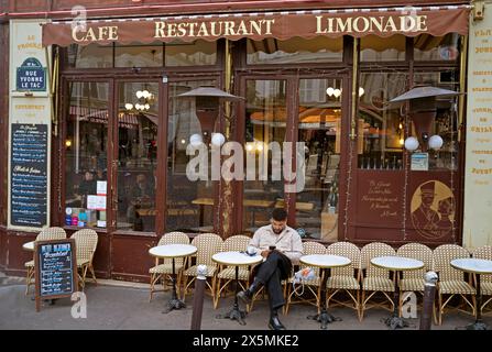 Le Progres, un caffè a Montmartre, Parigi Foto Stock