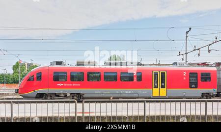 Treno fisso alla stazione ferroviaria di Lubiana, Slovenia. Foto Stock