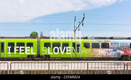 Treno fisso alla stazione ferroviaria di Lubiana, Slovenia. Foto Stock