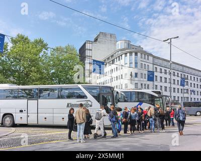 I viaggiatori fanno la fila per un pullman alla stazione degli autobus di Lubiana, Slovenia. Foto Stock