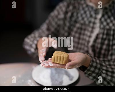 Donna che prepara torte lunari a casa Foto Stock