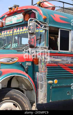 "Chicken Bus". Antigua, Guatemala. Scuolabus americano in pensione ristrutturato nella stazione degli autobus vicino al mercato municipale. Vivace, individualizzato, famoso. Foto Stock