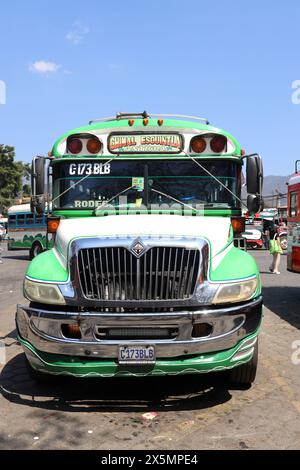 "Chicken Bus". Antigua, Guatemala. Scuolabus americano in pensione ristrutturato nella stazione degli autobus vicino al mercato municipale. Vivace, individualizzato, famoso. Foto Stock