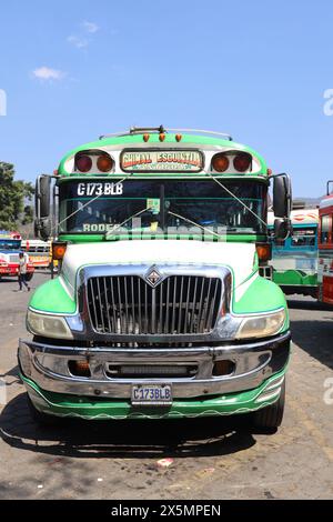 "Chicken Bus". Antigua, Guatemala. Scuolabus americano in pensione ristrutturato nella stazione degli autobus vicino al mercato municipale. Vivace, individualizzato, famoso. Foto Stock