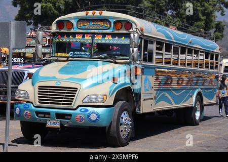 "Chicken Bus". Antigua, Guatemala. Scuolabus americano in pensione ristrutturato nella stazione degli autobus vicino al mercato municipale. Vivace, individualizzato, famoso. Foto Stock