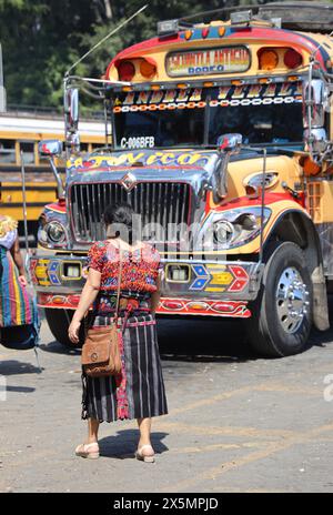 "Chicken Bus". Antigua, Guatemala. Scuolabus americano in pensione ristrutturato nella stazione degli autobus vicino al mercato municipale. Vivace, individualizzato, famoso. Foto Stock