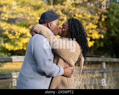 Ritratto di coppia che si baciano in natura Foto Stock