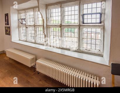 Finestre ai piani superiori nell'edificio storico conosciuto come "la follia". Comprendeva una mostra fotografica relativa all'area di Bowland (vista il 24 maggio) Foto Stock