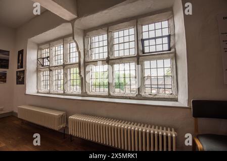 Finestre ai piani superiori nell'edificio storico conosciuto come "la follia". Comprendeva una mostra fotografica relativa all'area di Bowland (vista il 24 maggio) Foto Stock