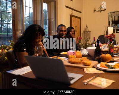 La famiglia ha videochiamata durante la cena del Ringraziamento Foto Stock