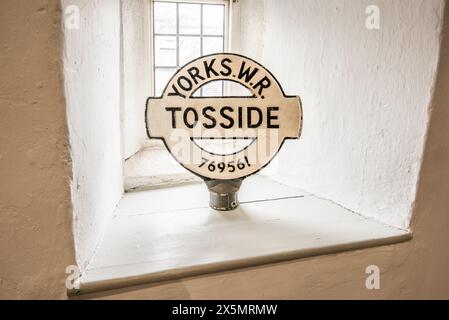 Cartellone Yorkshire West Riding Tosside 769561 su un davanzale della finestra al piano superiore nel Folly, Settle, North Yorkshire Foto Stock