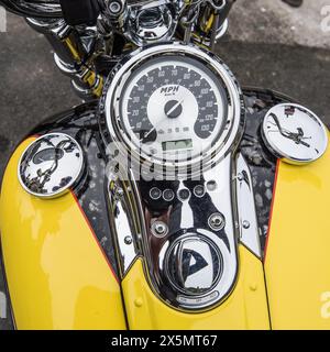 La Yellow Harley Davidson ha parcheggiato tra le altre motociclette nel mercato di Settle, nel North Yorkshire. Maggio 2024 Foto Stock