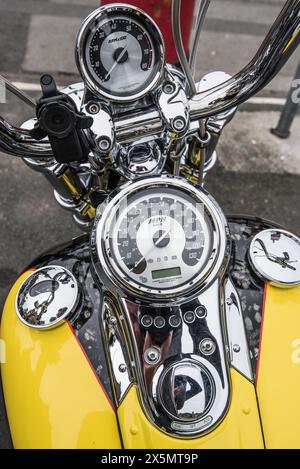 La Yellow Harley Davidson ha parcheggiato tra le altre motociclette nel mercato di Settle, nel North Yorkshire. Maggio 2024 Foto Stock