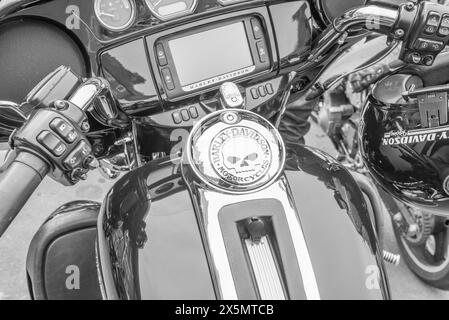 La Yellow Harley Davidson ha parcheggiato tra le altre motociclette nel mercato di Settle, nel North Yorkshire. Maggio 2024 Foto Stock