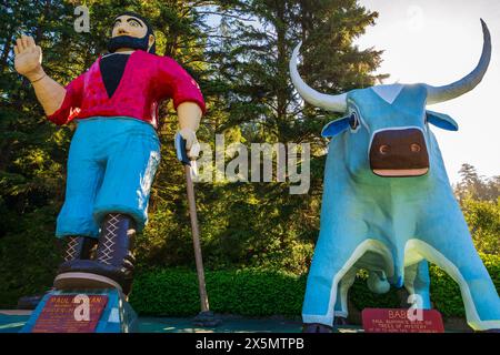 Statue di Paul Bunyan e Bux Babe presso l'attrazione Trees of Mystery, Klamath, California, USA. (Solo per uso editoriale) Foto Stock