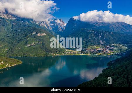 Veduta aerea del Lago di Molveno in Trentino, Lago Alpino panoramico con dintorni lussureggianti e spiaggia vivace Foto Stock
