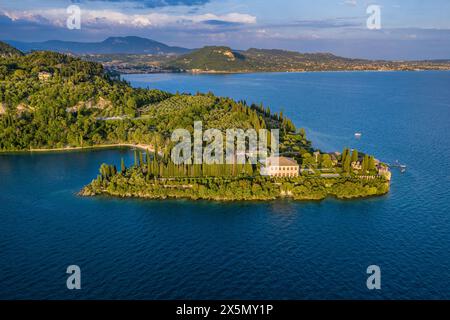 Vista aerea di Punta San Vigilio sul Lago di Garda, Villa storica e lussureggianti giardini in un tranquillo ambiente mediterraneo Foto Stock